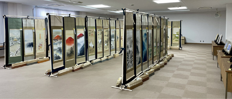 2025年1月にいなべ市で開催された掛軸・絵画展の模様